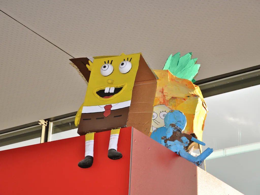 Gebastelte Figuren auf einer Ablage.